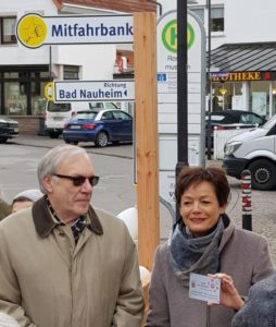 Lucia Puttrich überreicht Gerhard Schulz die Plakette "Starkes Dorf"