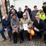 Gruppenfoto mit Politikern, dem Vorsitzenden MidN und den Mitarbeitern der Behindertenwerkstatt